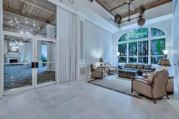 For Sale: $535,000 (1 beds, 1 baths, 389 Square Feet)