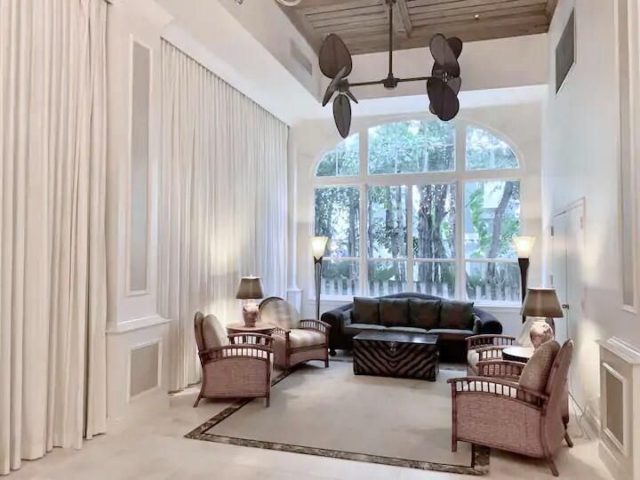 For Sale: $535,000 (1 beds, 1 baths, 389 Square Feet)