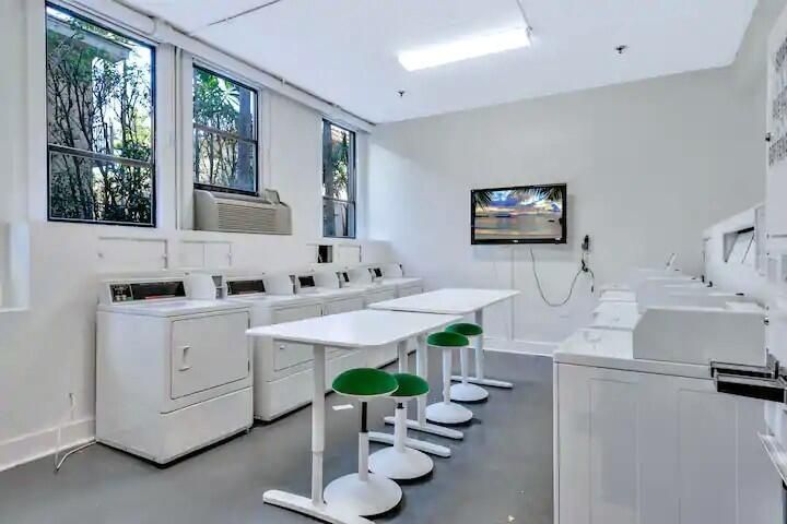 For Sale: $535,000 (1 beds, 1 baths, 389 Square Feet)