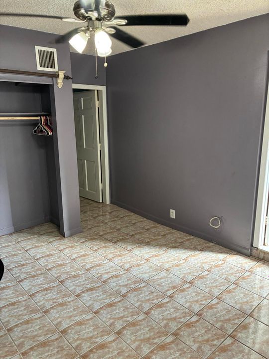 Activo con contrato: $1,000 (1 camas, 3 baños, 200 Pies cuadrados)