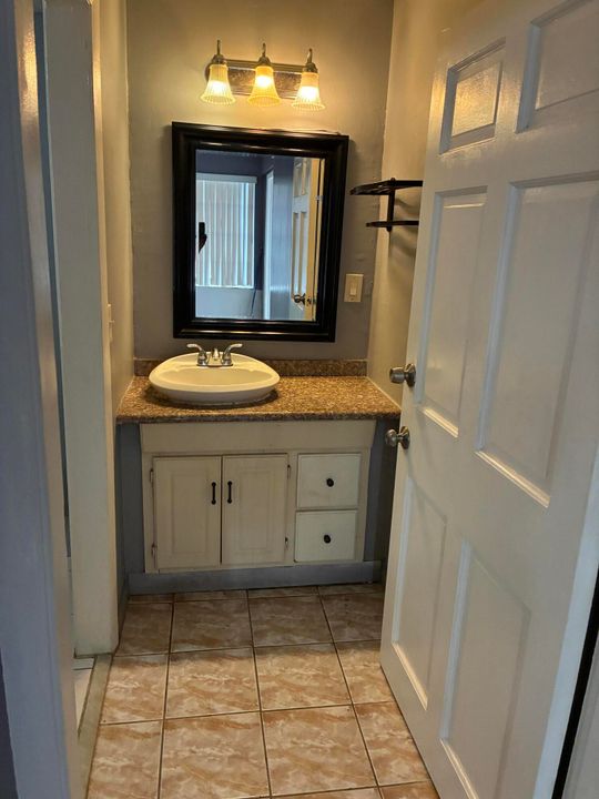 Activo con contrato: $1,000 (1 camas, 3 baños, 200 Pies cuadrados)