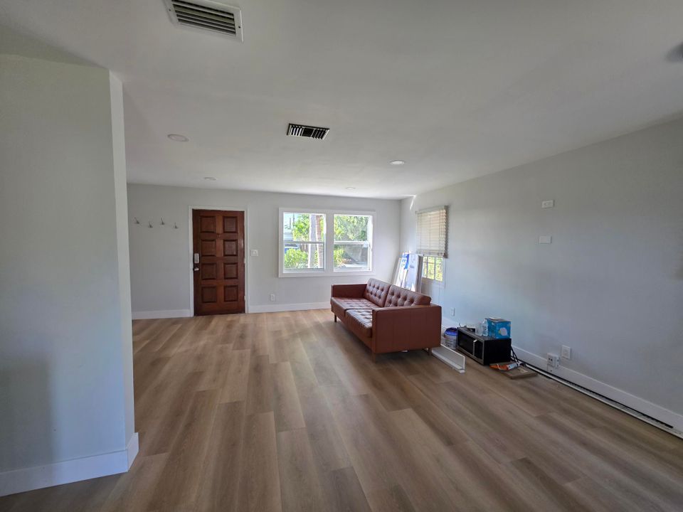 For Sale: $409,900 (2 beds, 1 baths, 886 Square Feet)