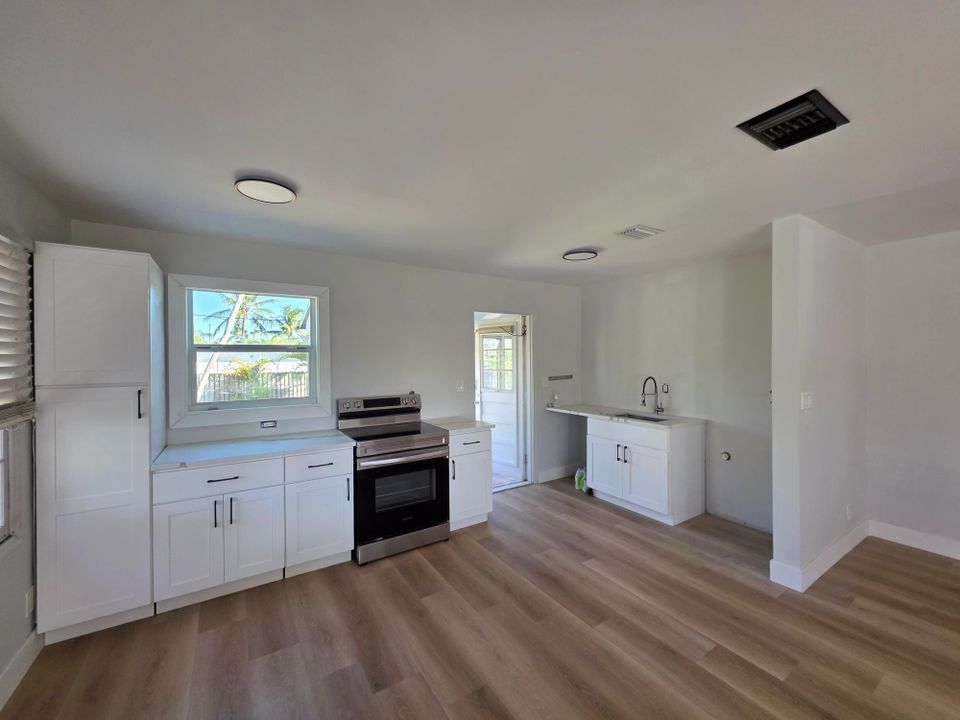 For Sale: $409,900 (2 beds, 1 baths, 886 Square Feet)