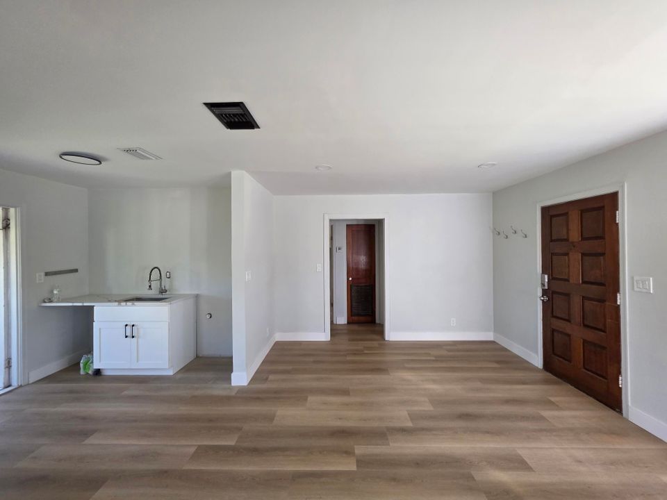 For Sale: $409,900 (2 beds, 1 baths, 886 Square Feet)