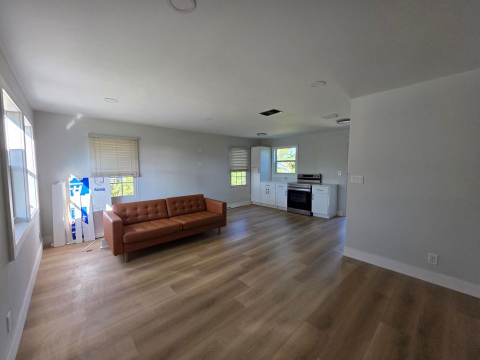 For Sale: $409,900 (2 beds, 1 baths, 886 Square Feet)