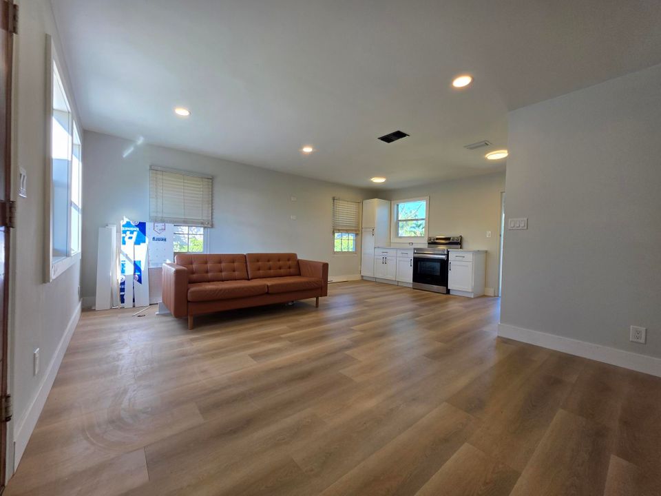 For Sale: $409,900 (2 beds, 1 baths, 886 Square Feet)