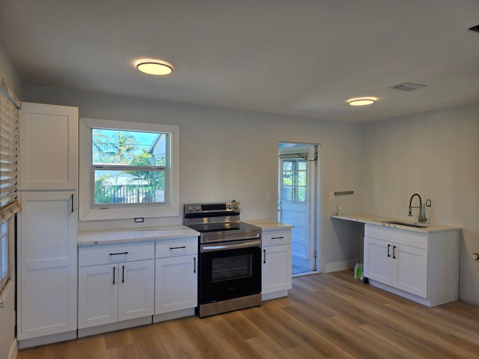 For Sale: $409,900 (2 beds, 1 baths, 886 Square Feet)