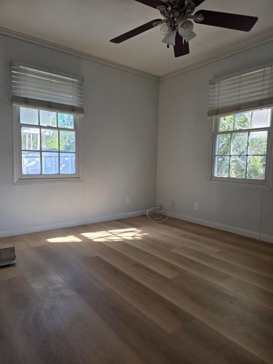 For Sale: $409,900 (2 beds, 1 baths, 886 Square Feet)