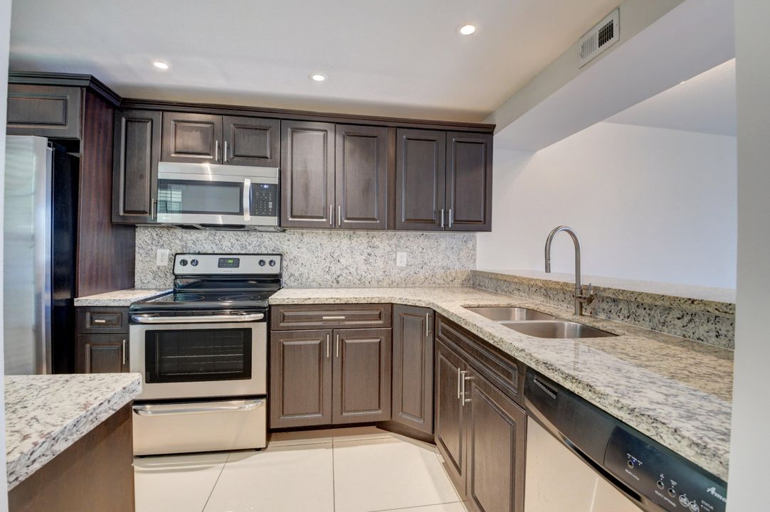 出租: $2,950 (2 贝兹, 2 浴室, 1095 平方英尺)