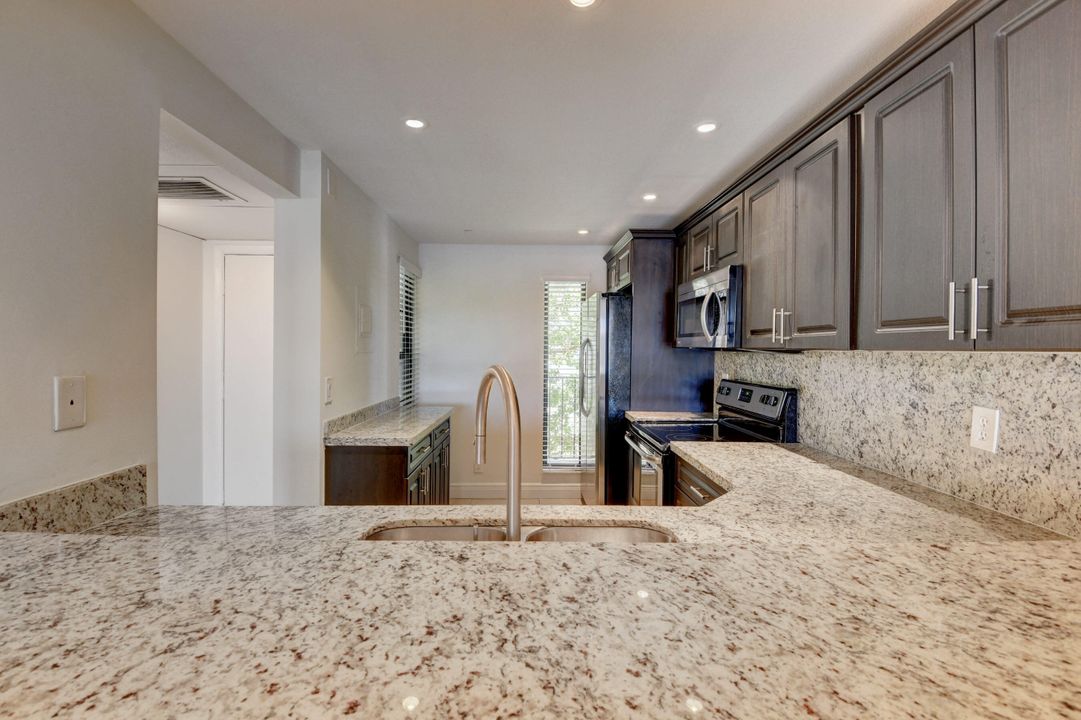 出租: $2,950 (2 贝兹, 2 浴室, 1095 平方英尺)