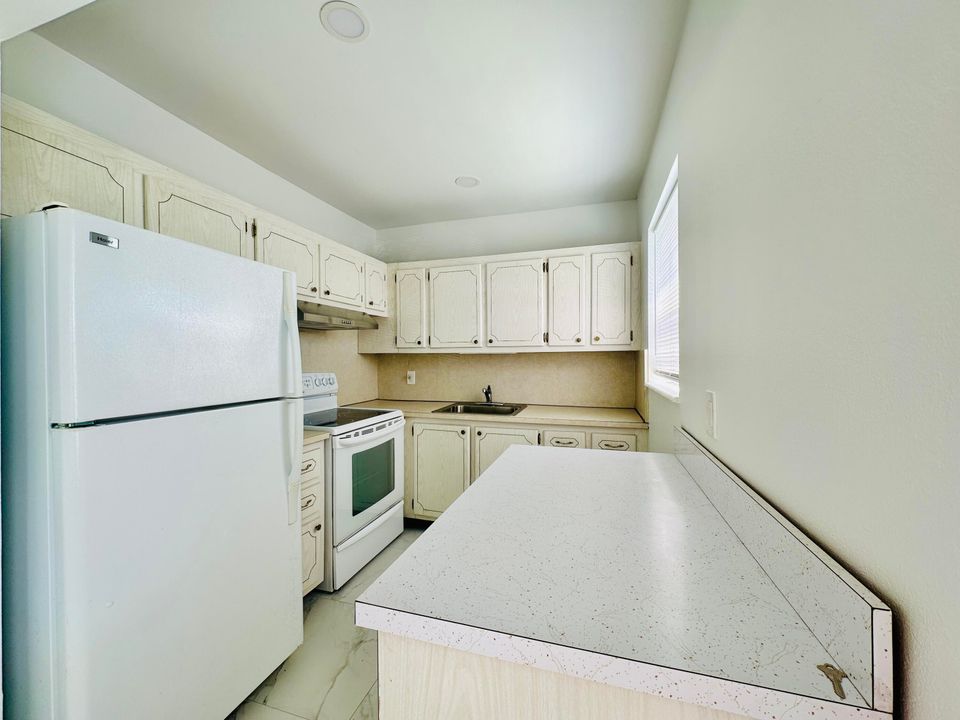Active With Contract: $1,500 (2 beds, 1 baths, 798 Square Feet)