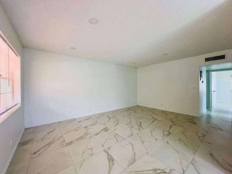 Active With Contract: $1,500 (2 beds, 1 baths, 798 Square Feet)