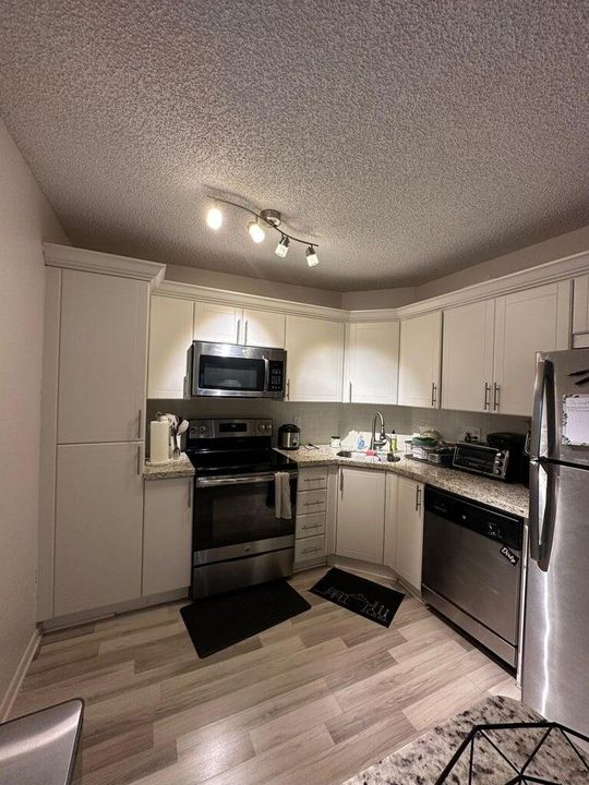 待售: $209,000 (1 贝兹, 1 浴室, 764 平方英尺)