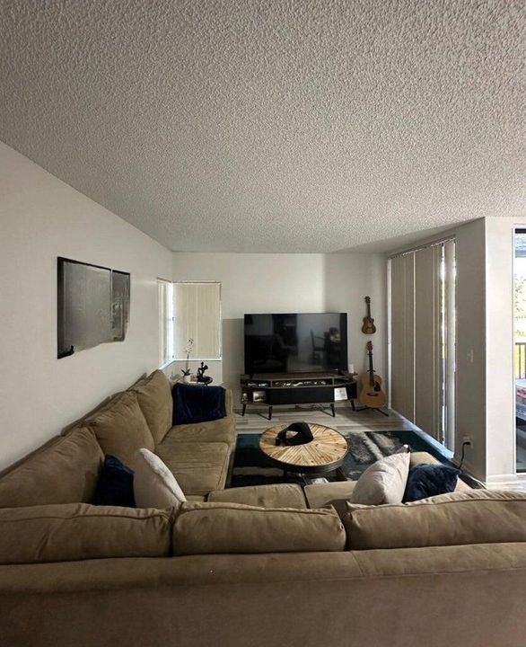 待售: $209,000 (1 贝兹, 1 浴室, 764 平方英尺)