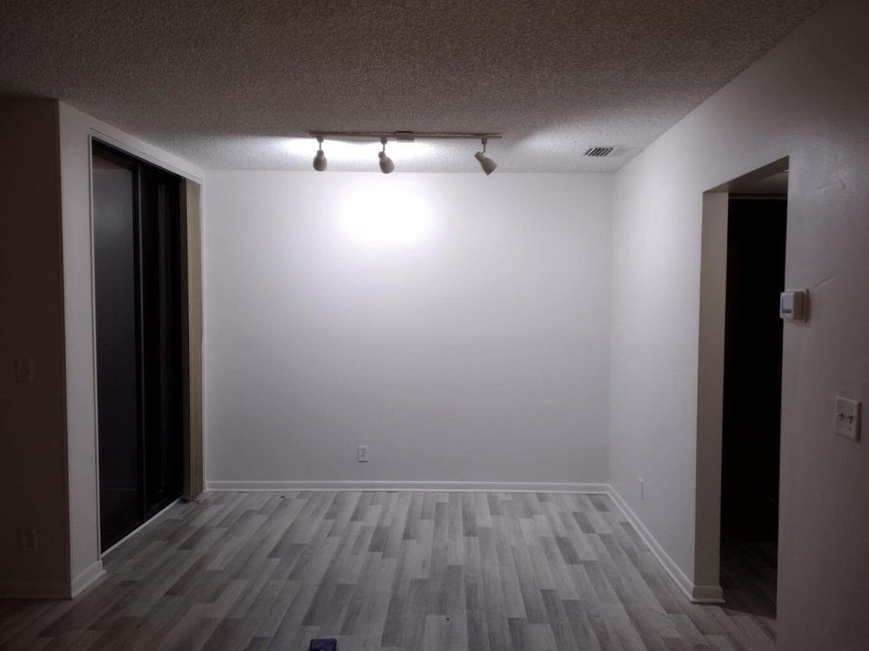 待售: $209,000 (1 贝兹, 1 浴室, 764 平方英尺)