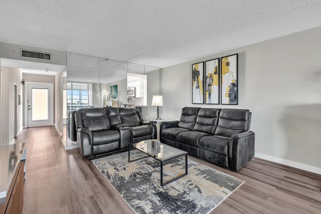 На продажу: $225,000 (2 спален, 2 ванн, 1145 Квадратных фут)