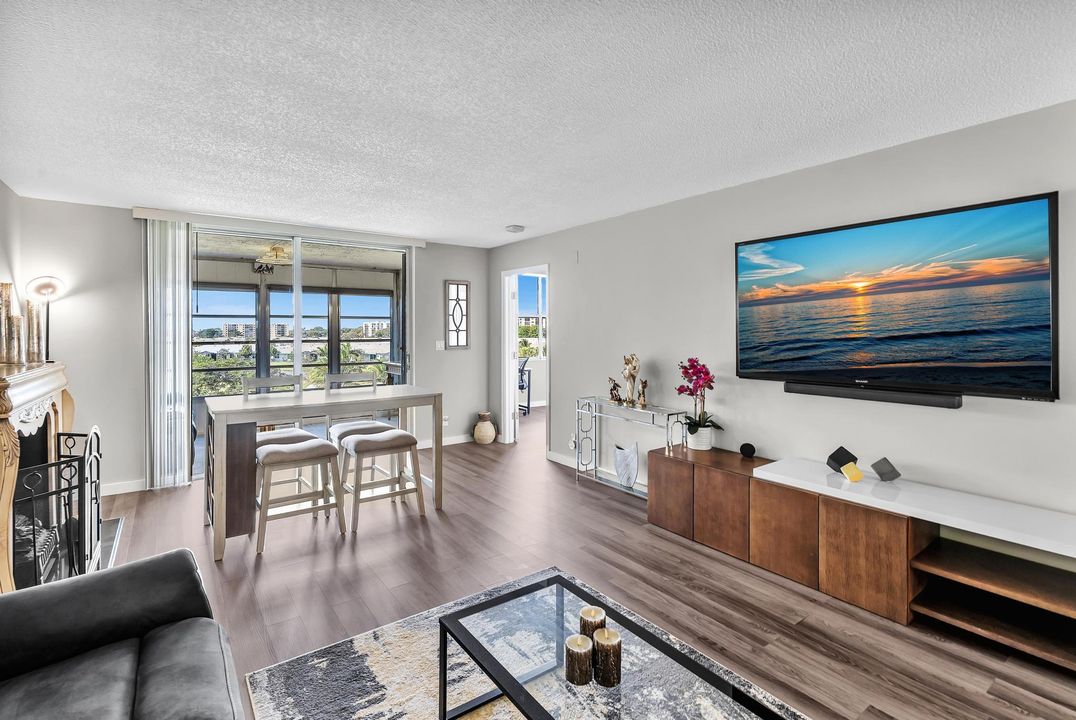 На продажу: $225,000 (2 спален, 2 ванн, 1145 Квадратных фут)