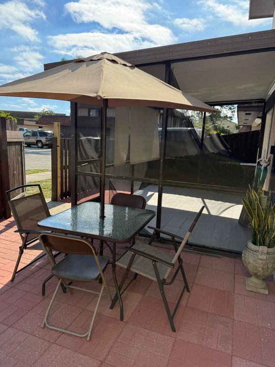 For Rent: $2,500 (2 beds, 1 baths, 986 Square Feet)