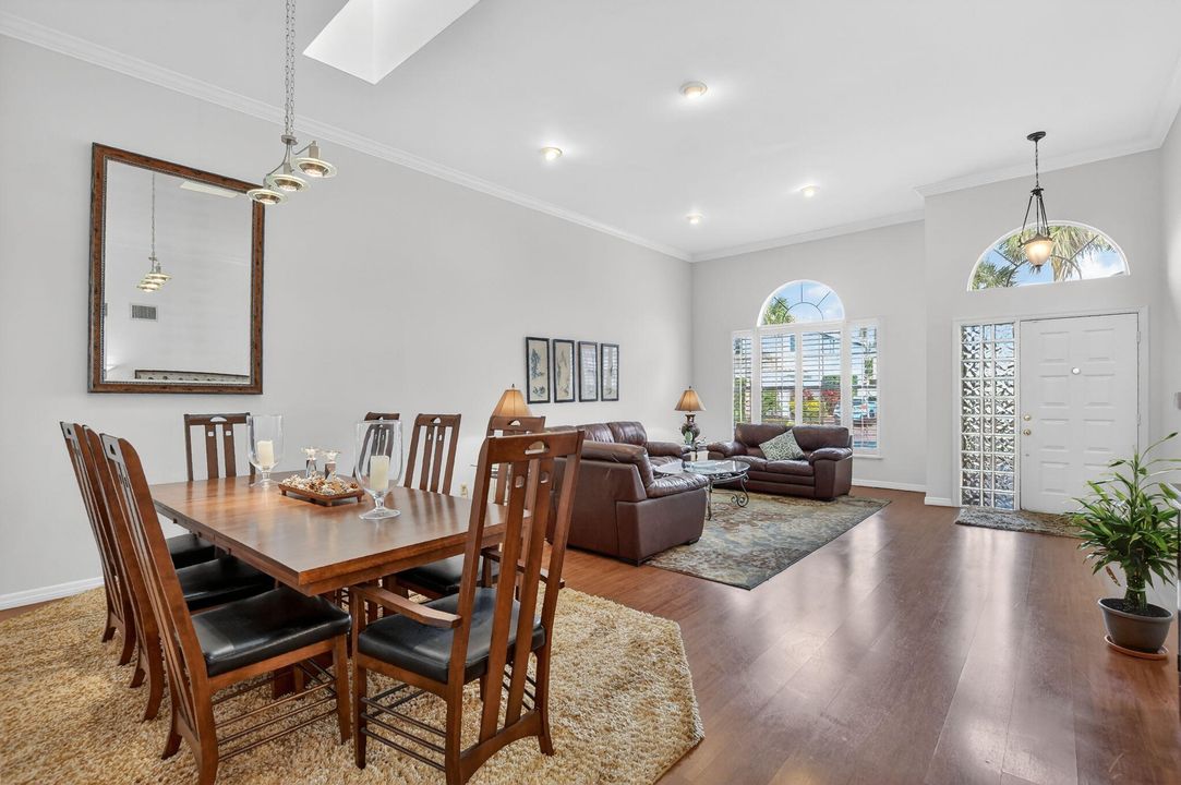 En Venta: $760,000 (3 camas, 2 baños, 2142 Pies cuadrados)