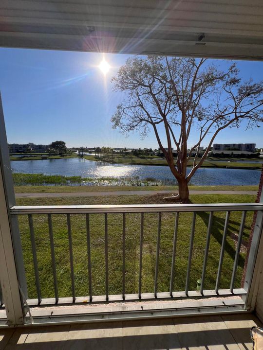 For Sale: $160,000 (2 beds, 2 baths, 1060 Square Feet)