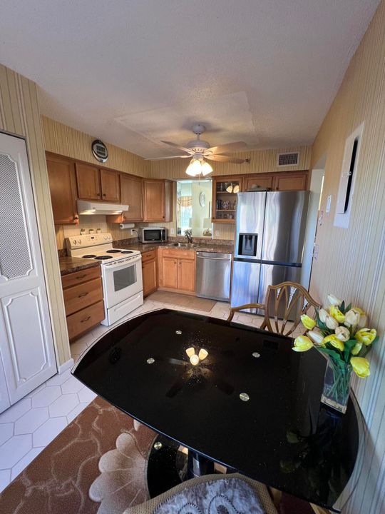 For Sale: $160,000 (2 beds, 2 baths, 1060 Square Feet)