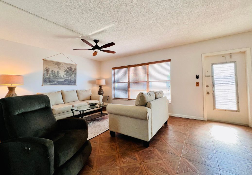 На продажу: $139,000 (1 спален, 1 ванн, 842 Квадратных фут)