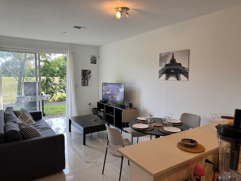 For Rent: $2,650 (2 beds, 2 baths, 1120 Square Feet)