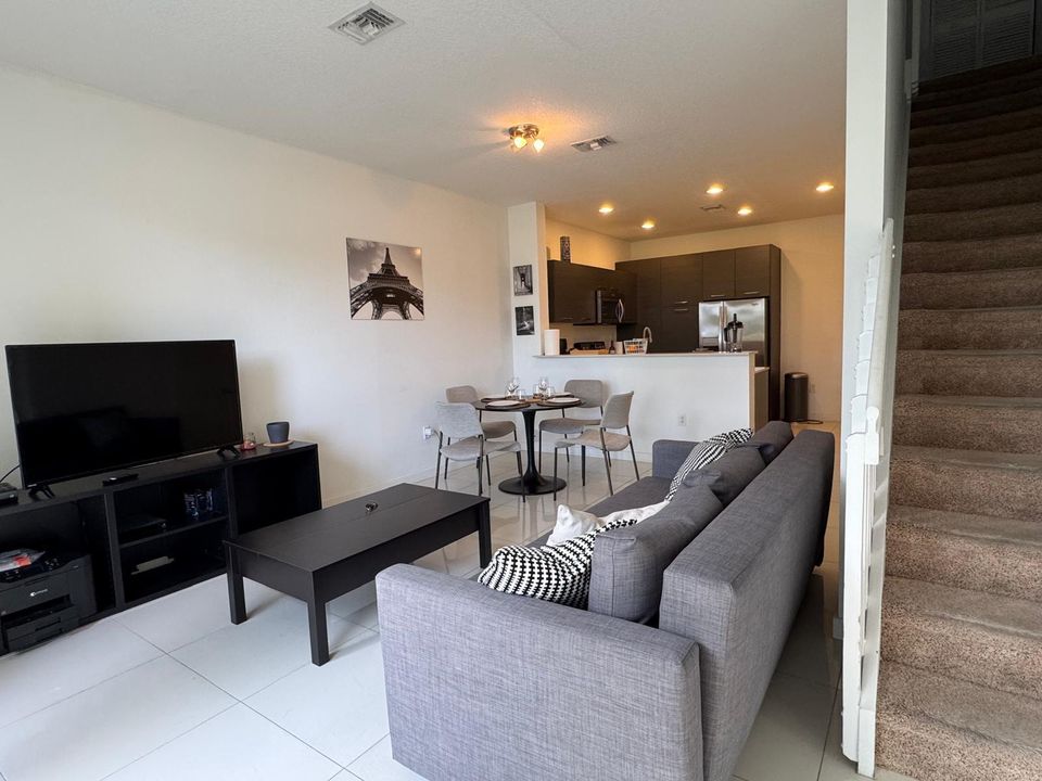 For Rent: $2,650 (2 beds, 2 baths, 1120 Square Feet)