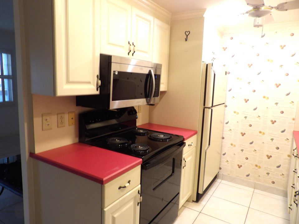 待售: $99,000 (1 贝兹, 1 浴室, 738 平方英尺)