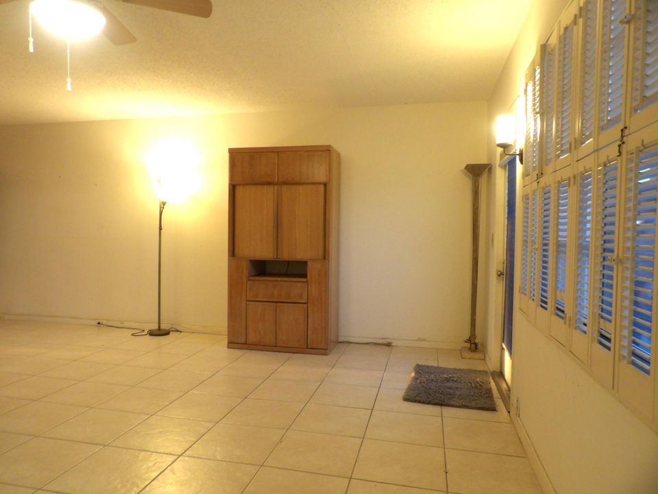 待售: $99,000 (1 贝兹, 1 浴室, 738 平方英尺)