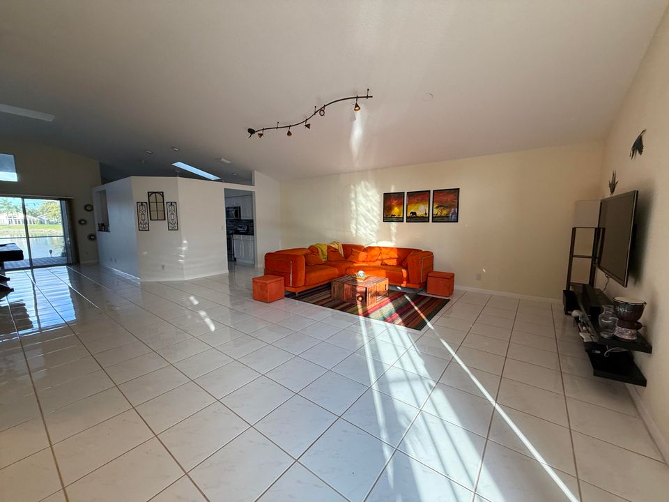 For Rent: $4,100 (3 beds, 2 baths, 1956 Square Feet)