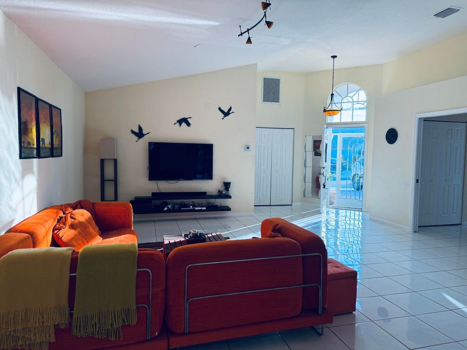 For Rent: $4,100 (3 beds, 2 baths, 1956 Square Feet)