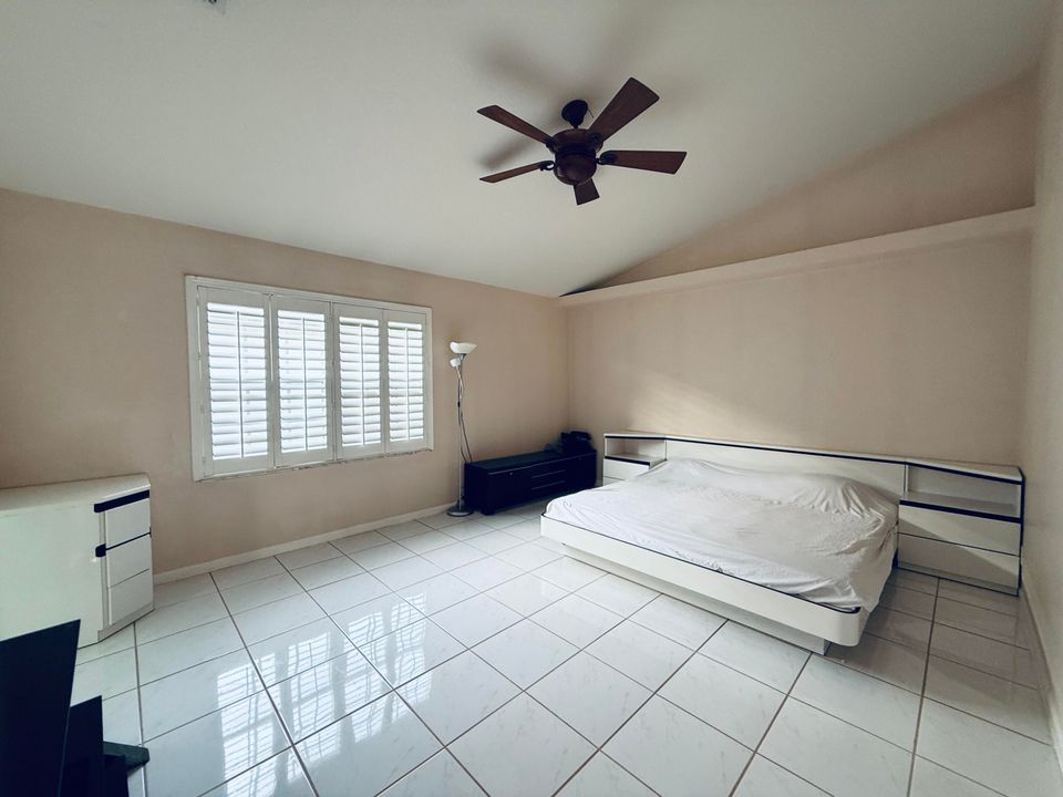 For Rent: $4,100 (3 beds, 2 baths, 1956 Square Feet)