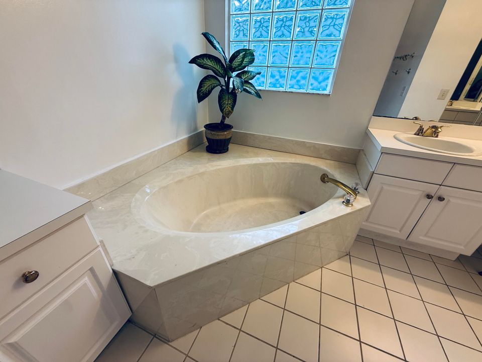 For Rent: $4,100 (3 beds, 2 baths, 1956 Square Feet)