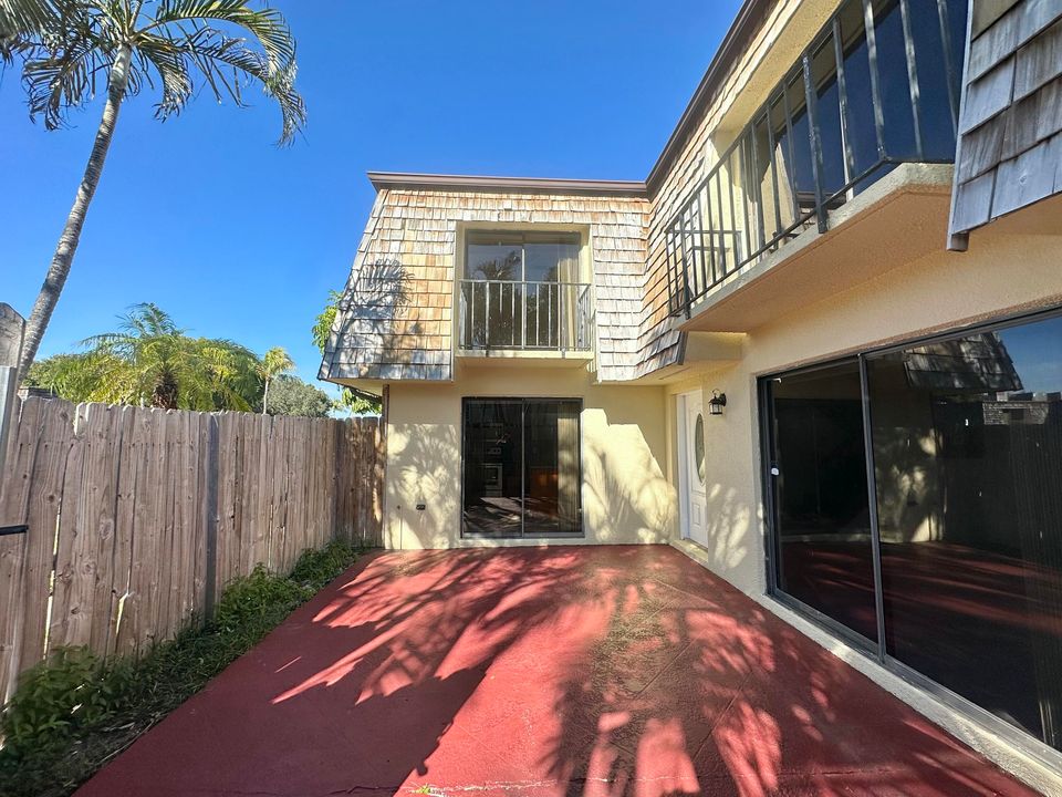 出租: $2,200 (2 贝兹, 2 浴室, 1232 平方英尺)