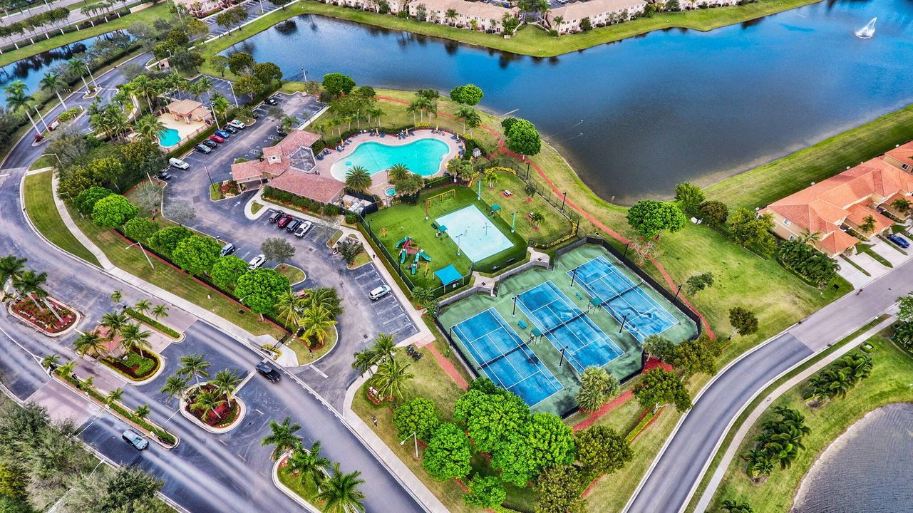 待售: $365,000 (2 贝兹, 2 浴室, 1322 平方英尺)