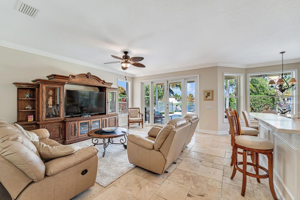 На продажу: $710,000 (6 спален, 4 ванн, 3338 Квадратных фут)