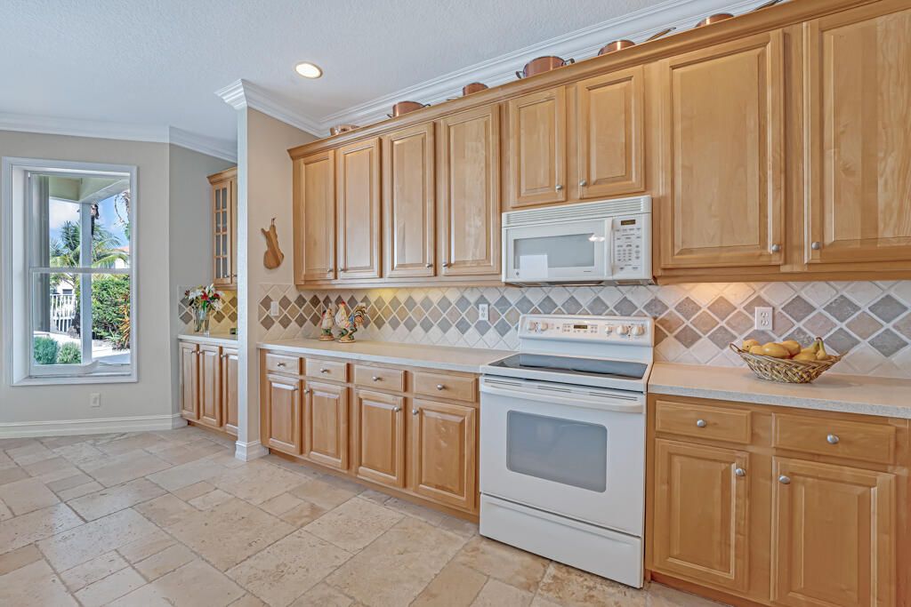 На продажу: $710,000 (6 спален, 4 ванн, 3338 Квадратных фут)