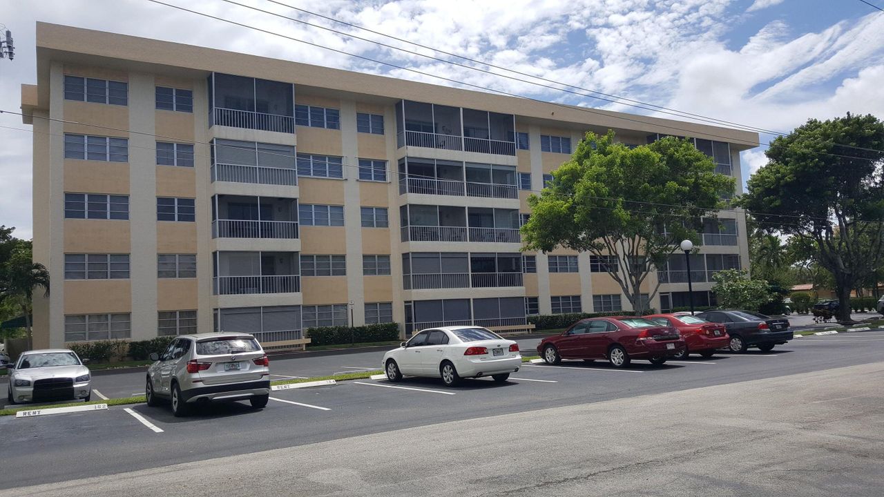 For Rent: $2,300 (2 beds, 2 baths, 918 Square Feet)