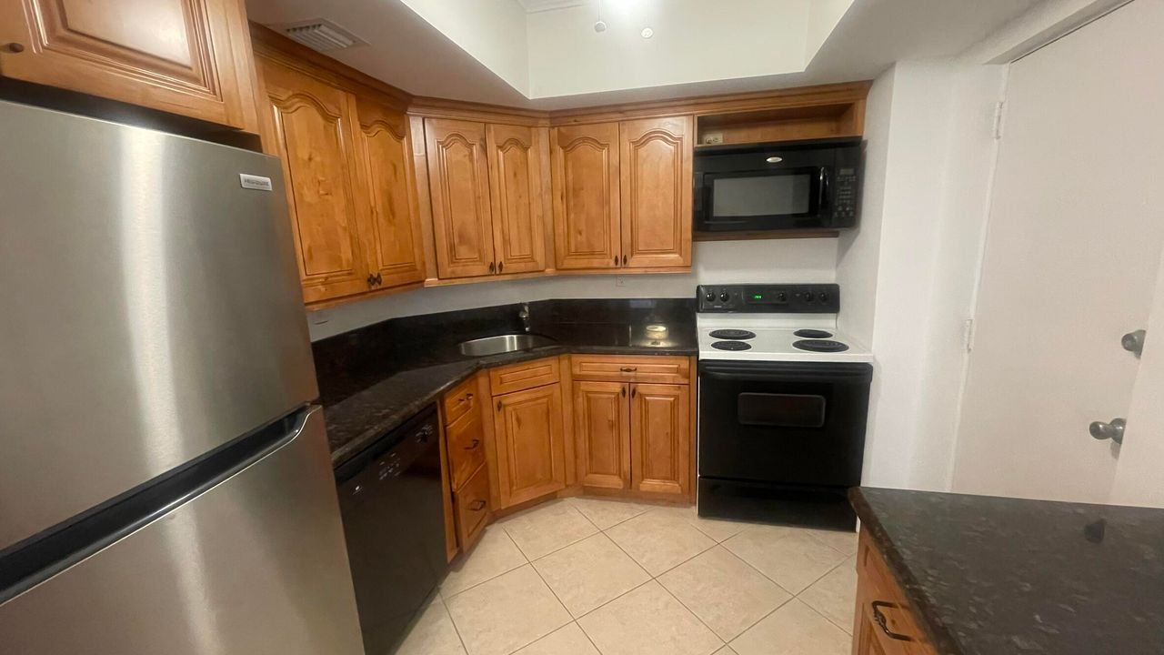 For Rent: $2,300 (2 beds, 2 baths, 918 Square Feet)