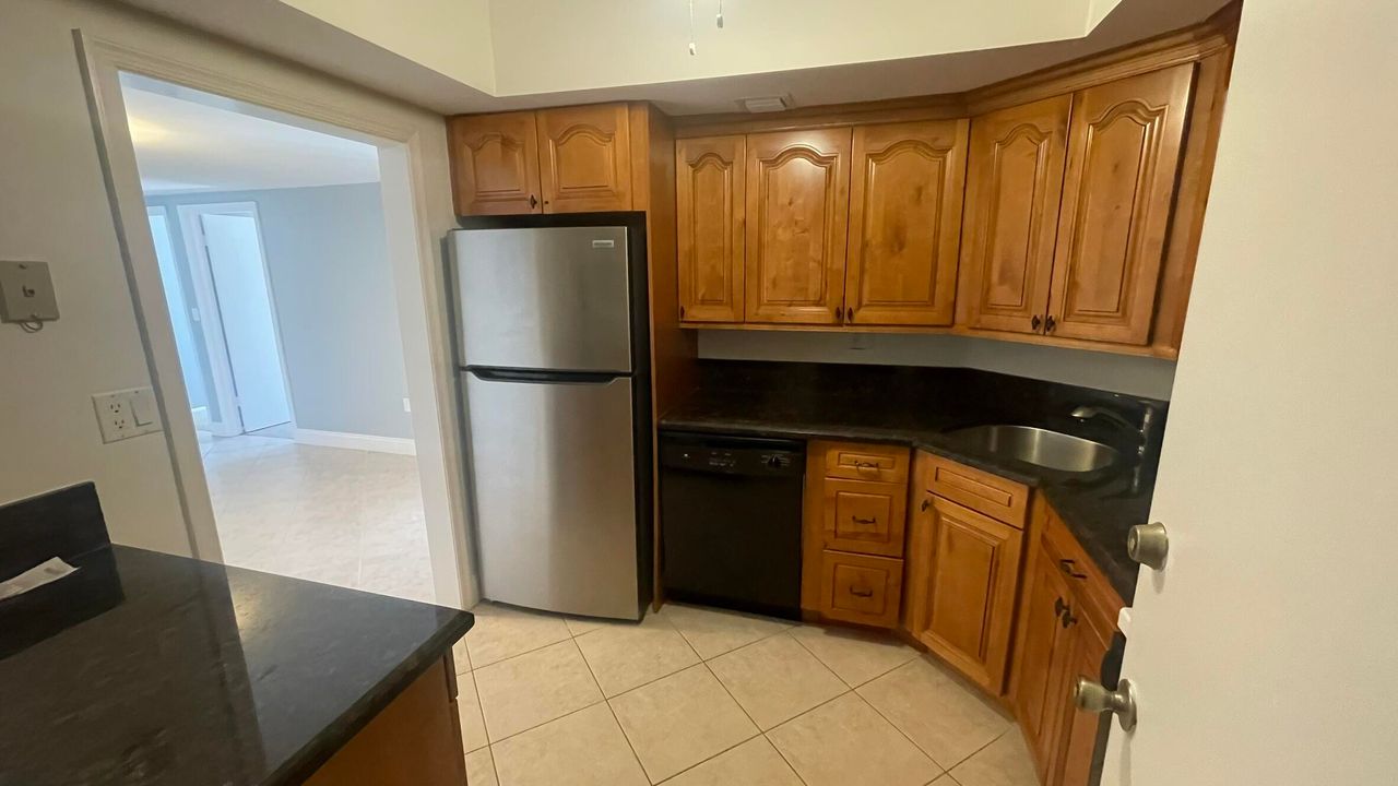 For Rent: $2,300 (2 beds, 2 baths, 918 Square Feet)