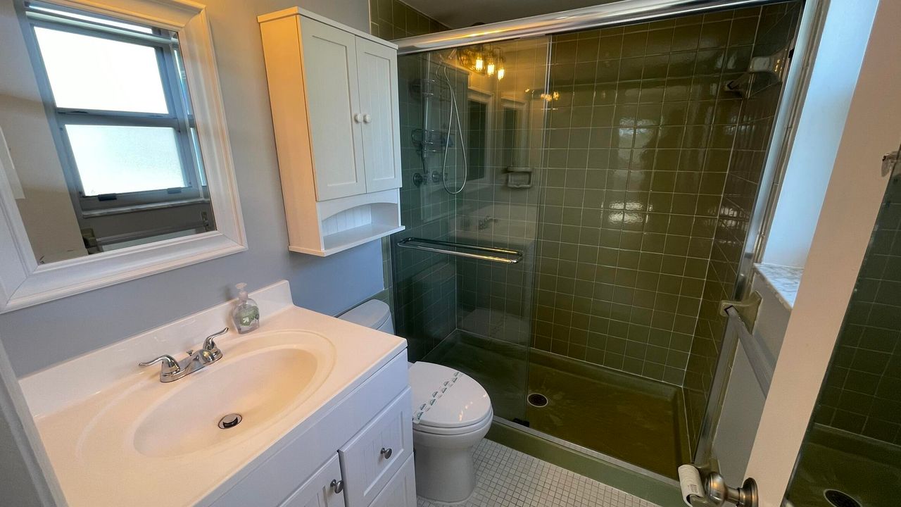 For Rent: $2,300 (2 beds, 2 baths, 918 Square Feet)