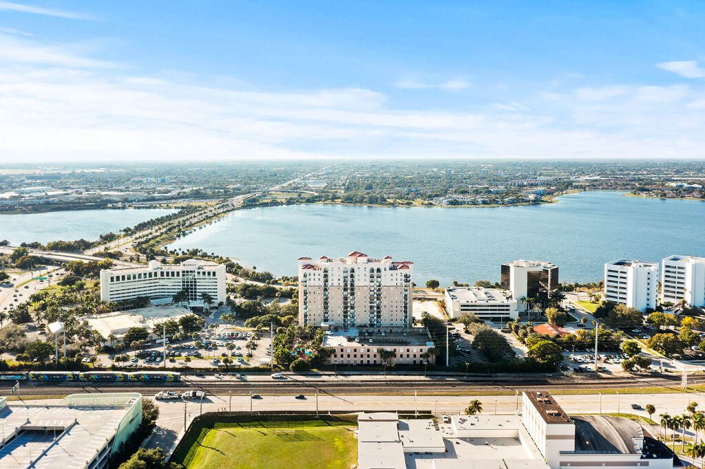 For Sale: $360,000 (2 beds, 2 baths, 1080 Square Feet)