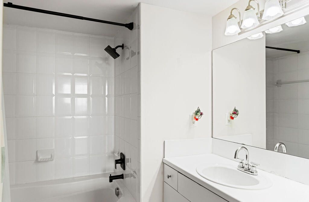 For Sale: $360,000 (2 beds, 2 baths, 1080 Square Feet)