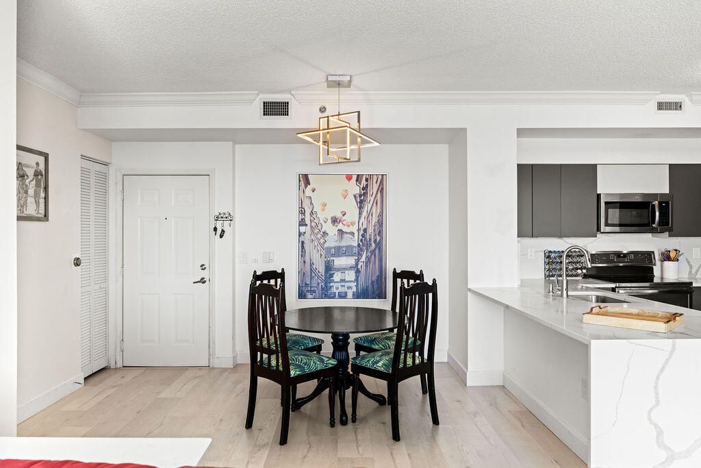 For Sale: $360,000 (2 beds, 2 baths, 1080 Square Feet)