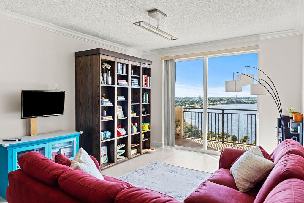 For Sale: $360,000 (2 beds, 2 baths, 1080 Square Feet)