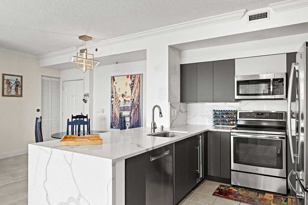 For Sale: $360,000 (2 beds, 2 baths, 1080 Square Feet)