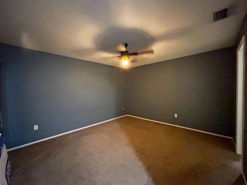 For Sale: $169,995 (2 beds, 2 baths, 927 Square Feet)