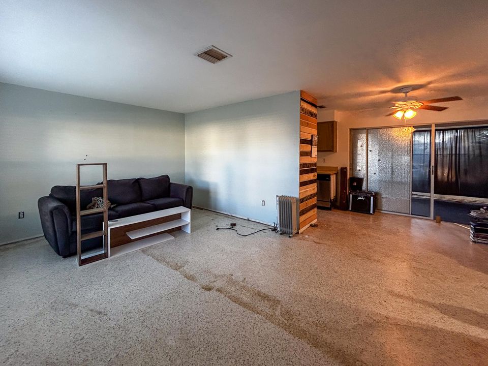 For Sale: $169,995 (2 beds, 2 baths, 927 Square Feet)