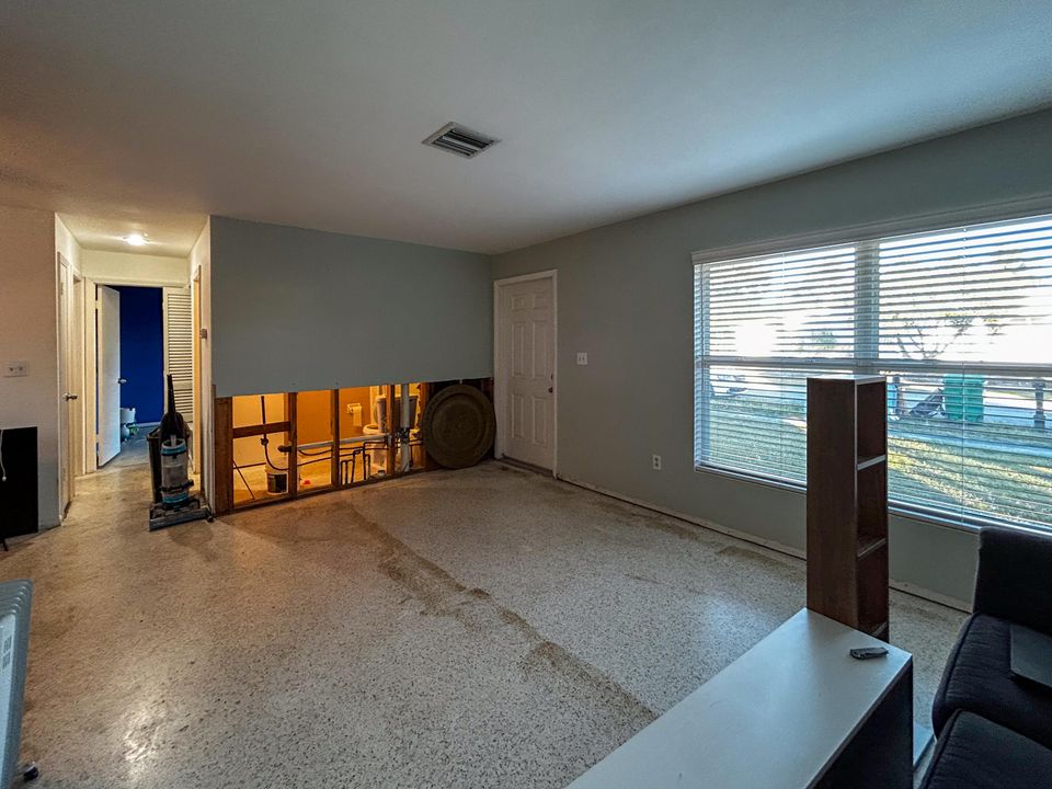 For Sale: $169,995 (2 beds, 2 baths, 927 Square Feet)